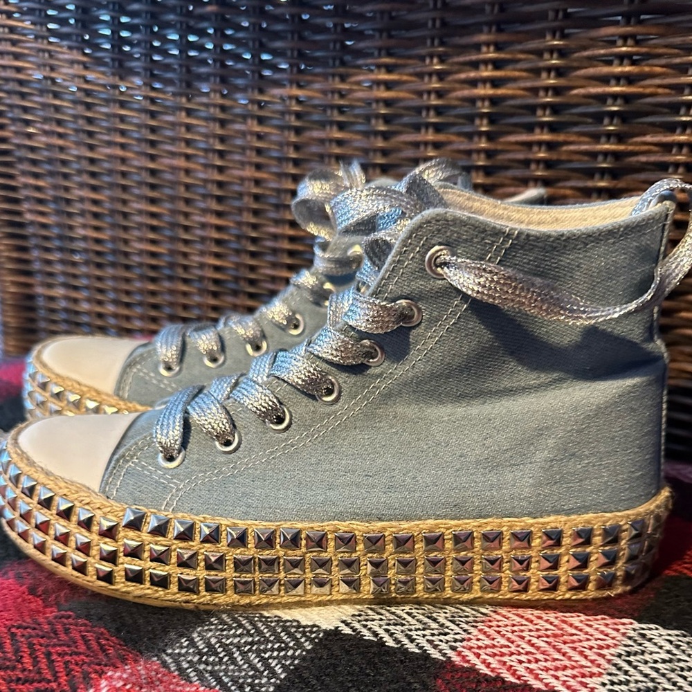 👟 Mata Women’s Blue Studded Platform High Top Sneakers Size 6